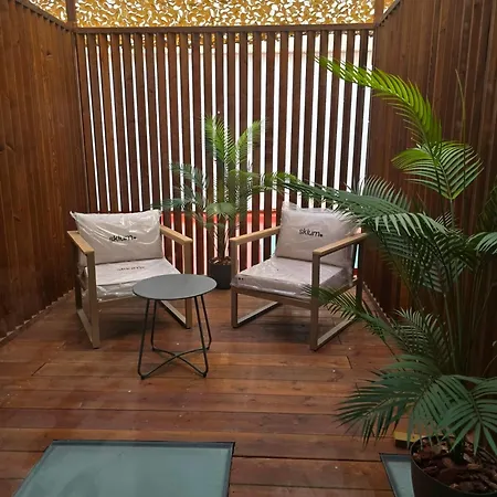 Lhome Queen's Leonor Apartment